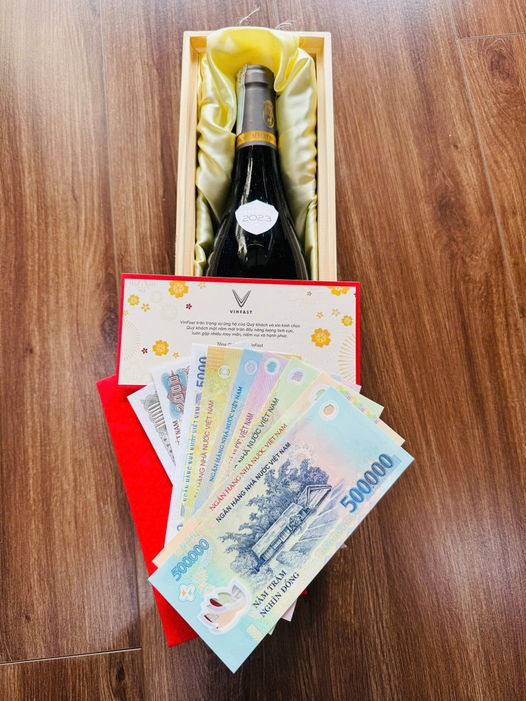 Chủ xe điện VinFast thích thú khoe bộ quà Tết siêu xịn được đích thân tỷ phú Phạm Nhật Vượng ký tặng ảnh 1
