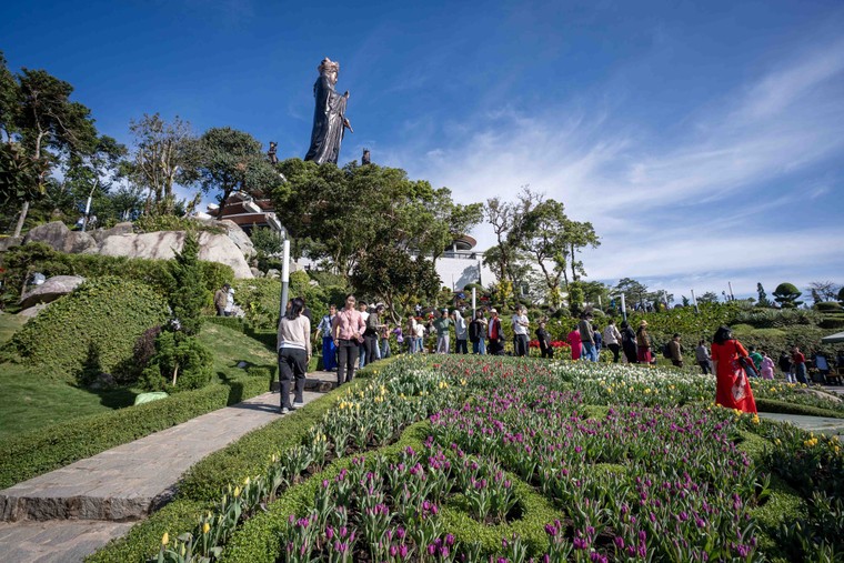 Hàng trăm nghìn du khách tấp nập đến núi Bà Đen xem Hội xuân ảnh 2