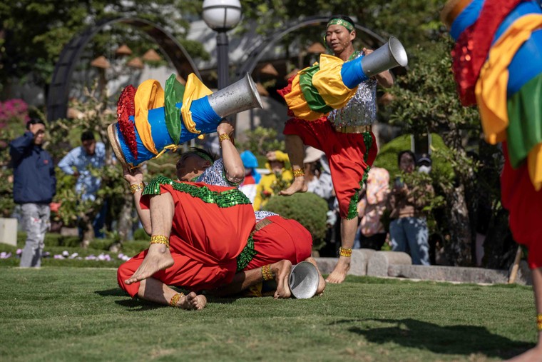 Hàng trăm nghìn du khách tấp nập đến núi Bà Đen xem Hội xuân ảnh 4