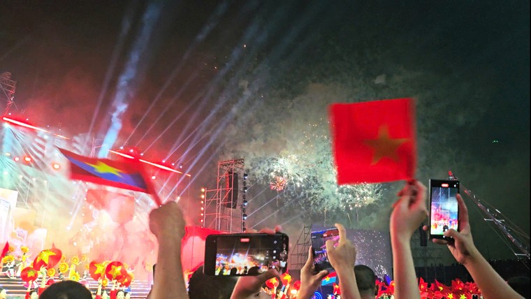 Xe tăng tiến vào sân khấu, pháo hoa rực sáng Mỹ Đình, trọn vẹn "Hẹn ước Bắc - Nam" ảnh 4