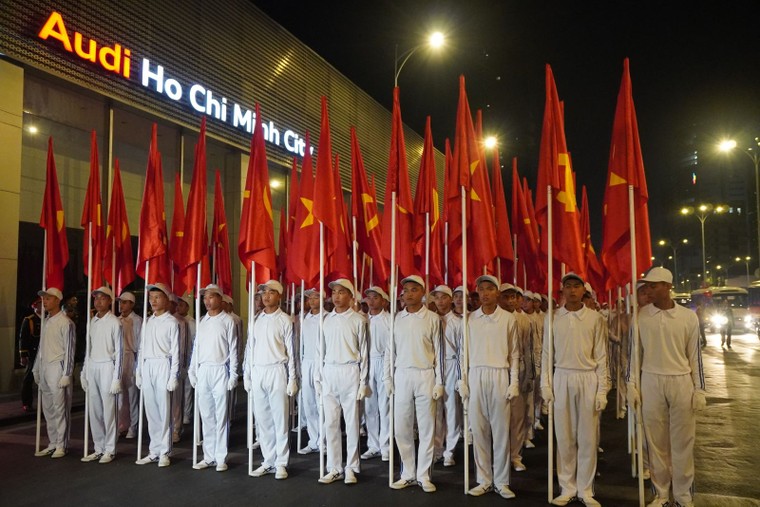 Đội hình diễu binh, diễu hành tập trung tại điểm tập kết, sẵn sàng cho đại lễ 30/4 ảnh 6