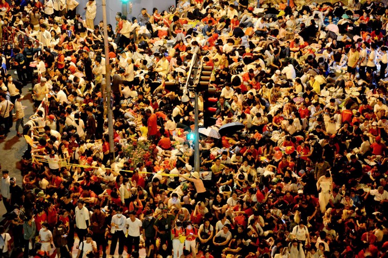 Đội hình diễu binh, diễu hành tập trung tại điểm tập kết, sẵn sàng cho đại lễ 30/4 ảnh 11