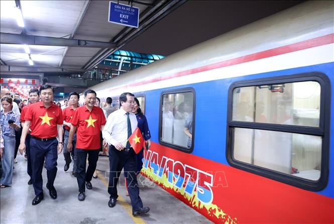 Đôi tàu Thống Nhất kỷ niệm 50 năm thống nhất đất nước đi vào hoạt động ảnh 2