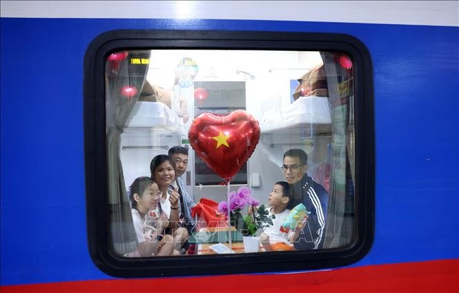 Đôi tàu Thống Nhất kỷ niệm 50 năm thống nhất đất nước đi vào hoạt động ảnh 4