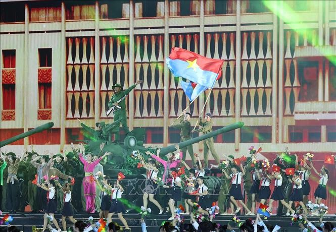 Tổng Bí thư Tô Lâm dự Chương trình nghệ thuật đặc biệt "Mùa Xuân thống nhất" ảnh 1