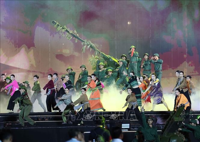 Tổng Bí thư Tô Lâm dự Chương trình nghệ thuật đặc biệt "Mùa Xuân thống nhất" ảnh 2