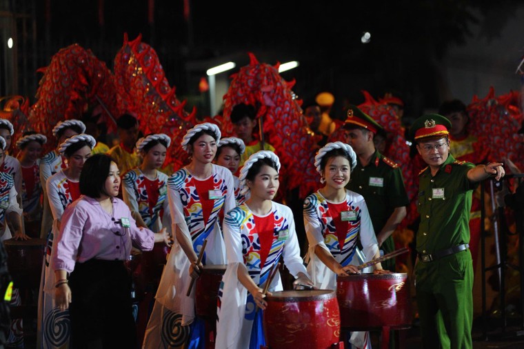 Đội hình diễu binh, diễu hành tập trung tại điểm tập kết, sẵn sàng cho đại lễ 30/4 ảnh 7