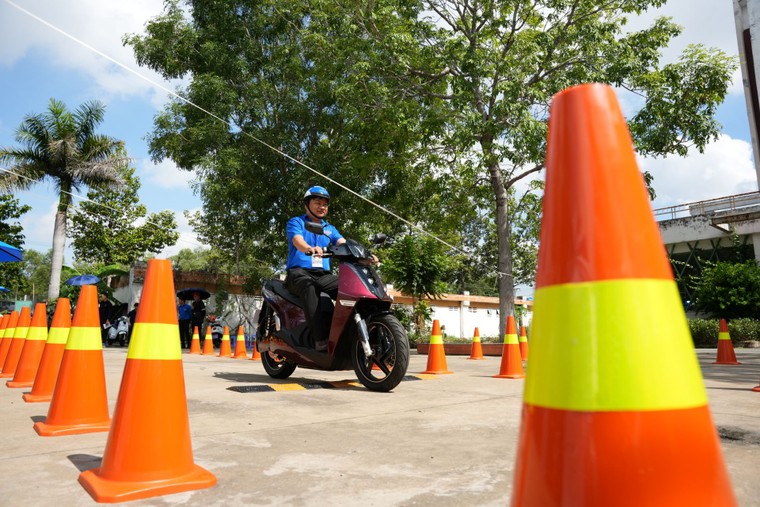 Xe ngon, giá “thơm”, miễn phí sạc 1 năm: Xe máy điện VinFast khiến người lao động Bình Dương thích mê ảnh 4