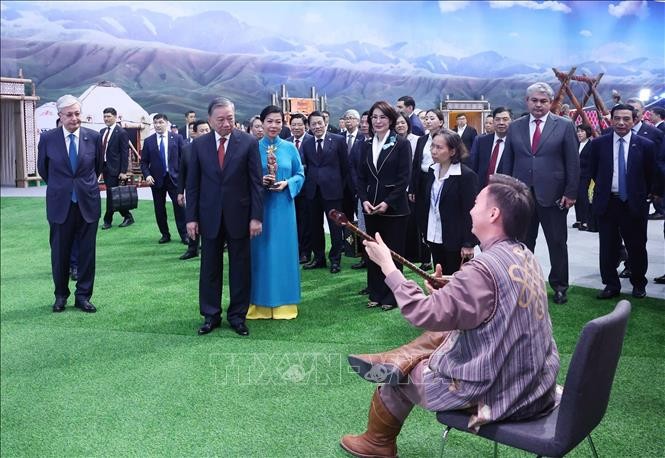 Tổng Bí thư Tô Lâm cùng Phu nhân tham quan Làng Văn hóa Dân tộc tại Kazakhstan ảnh 1