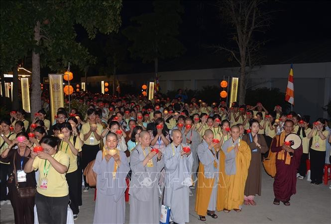 Trên 10.000 người tham gia lễ thắp nến cầu hòa bình trong khuôn khổ Đại lễ Vesak 2025 ảnh 1