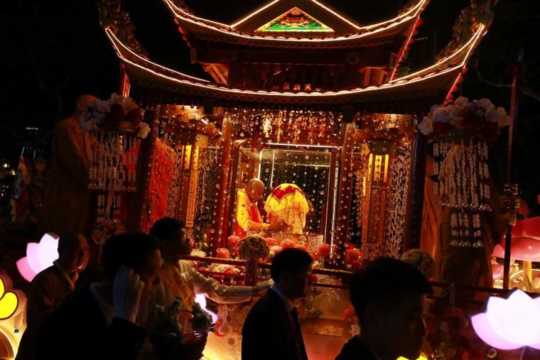 Hàng ngàn người dân chiêm bái xá lợi Đức Phật ảnh 1