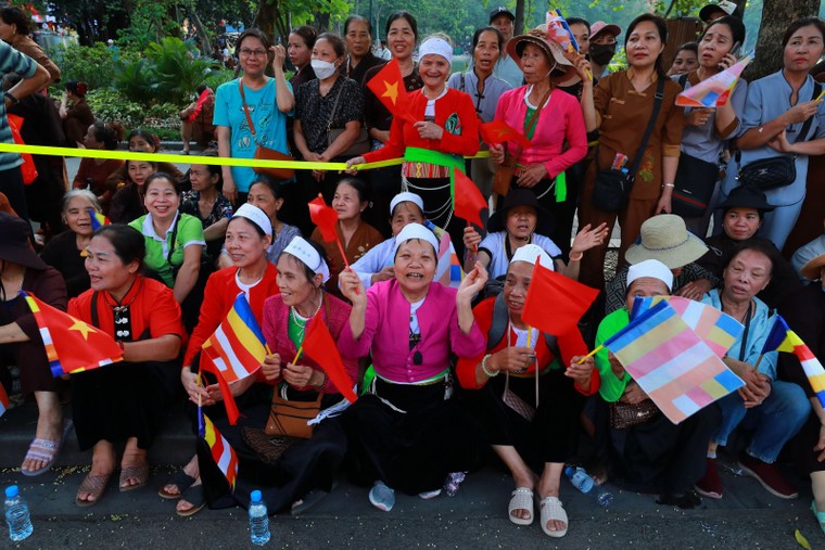 Hàng ngàn người dân chiêm bái xá lợi Đức Phật ảnh 4