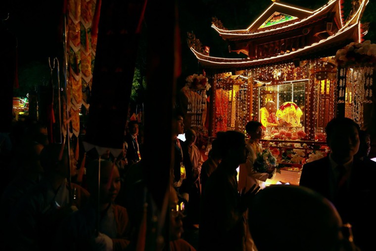 Hàng ngàn người dân chiêm bái xá lợi Đức Phật ảnh 7