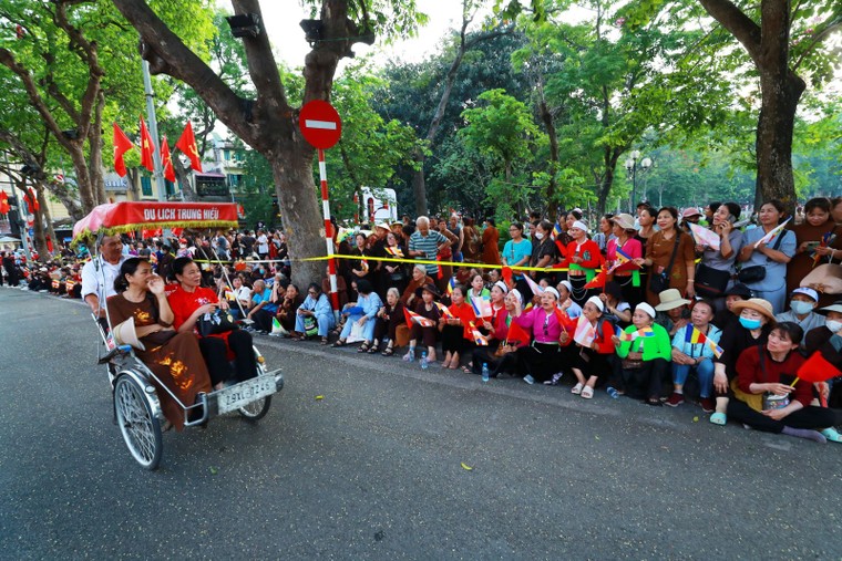 Hàng ngàn người dân chiêm bái xá lợi Đức Phật ảnh 3