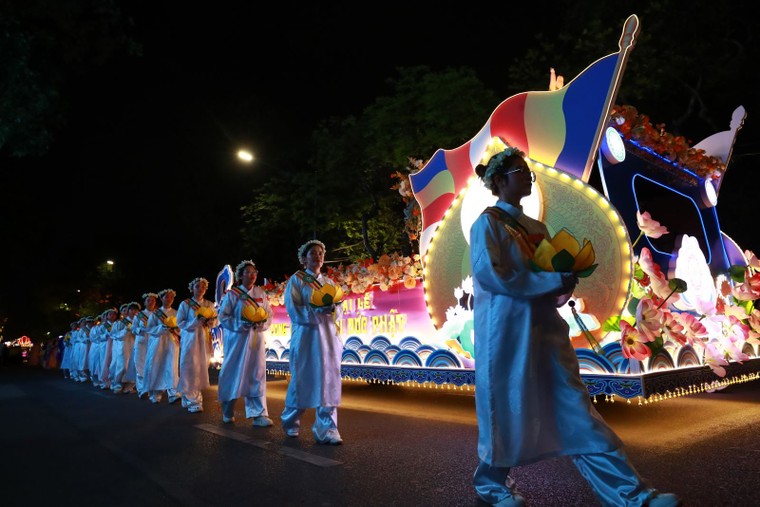 Hàng ngàn người dân chiêm bái xá lợi Đức Phật ảnh 6