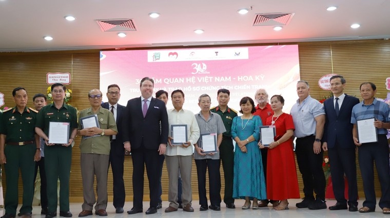 Trao trả hàng trăm hồ sơ chứng tích chiến tranh cho cựu chiến binh, thân nhân liệt sĩ ảnh 2