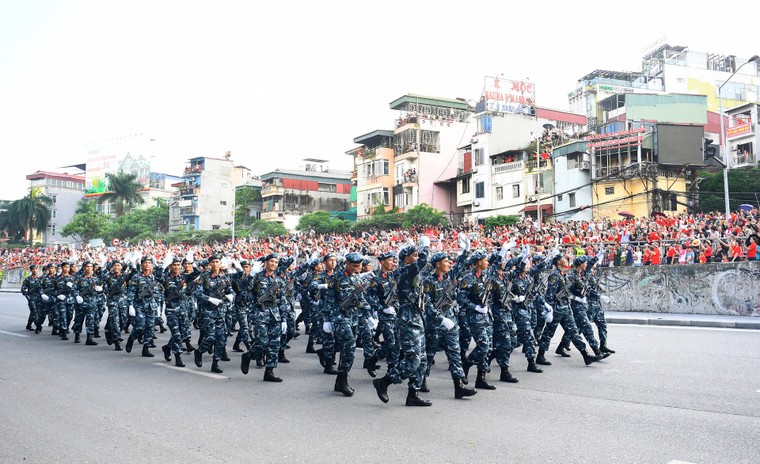 Nghĩa tình quân dân xúc động giữa ngày hội lớn của non sông ảnh 1