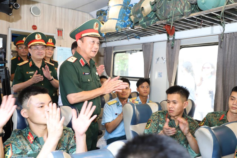 Bộ Quốc phòng tiễn đoàn diễu binh, diễu hành A80 trở về đơn vị công tác ảnh 1