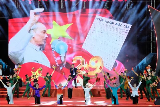 Người dân cả nước chung vui trong ngày Quốc khánh ảnh 3