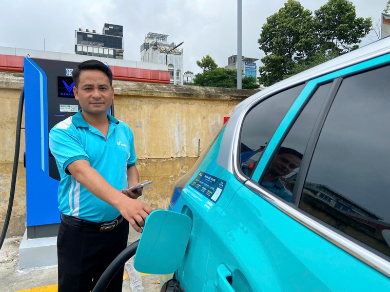 Trải nghiệm trạm sạc V-Green “khủng” có khả năng phục vụ 70 xe điện cùng lúc ảnh 5