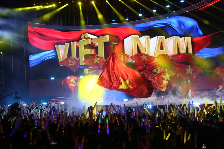 30.000 khán giả thắp lửa “Hạ Long Concert 2025” – Tầm vóc mới của công nghiệp văn hóa tại Quảng Ninh ảnh 3