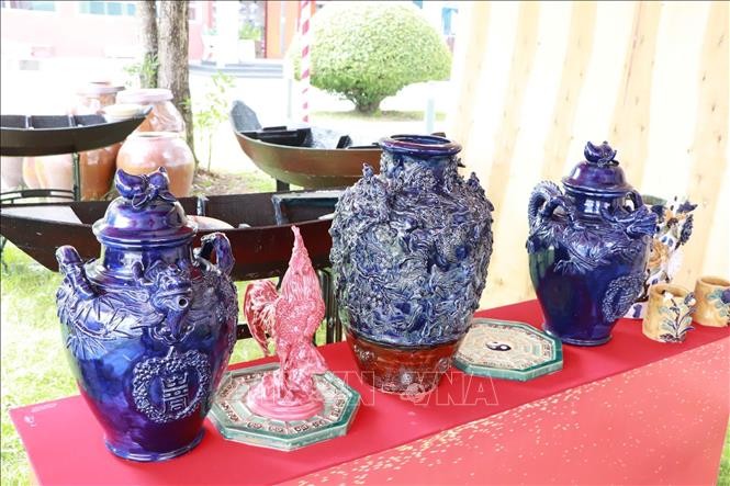 Giới thiệu Gốm sứ Nam Bộ qua các thời kỳ tới đông đảo công chúng ảnh 1