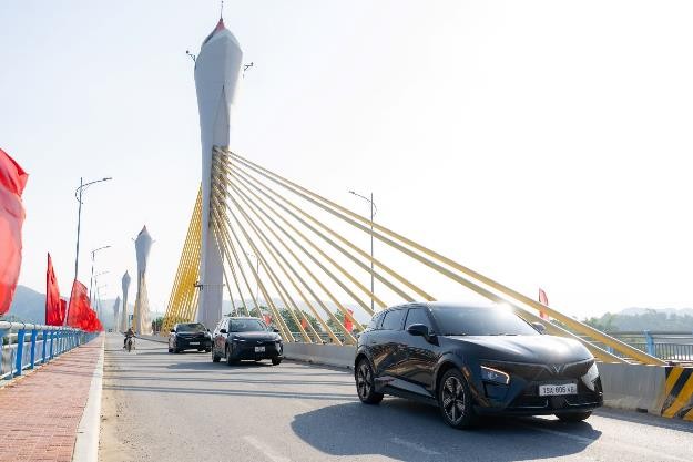 C-SUV điện VinFast VF 7: Thiết kế “chất”, vận hành chắc, chi phí sử dụng khiến xe xăng khó cạnh tranh ảnh 1