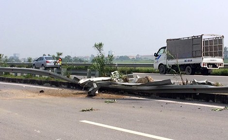 Innova nát bươm trên cao tốc Nội Bài – Lào Cai ảnh 2