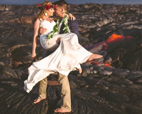 Đôi trẻ liều mạng chụp ảnh cưới bên miệng núi lửa ảnh 5