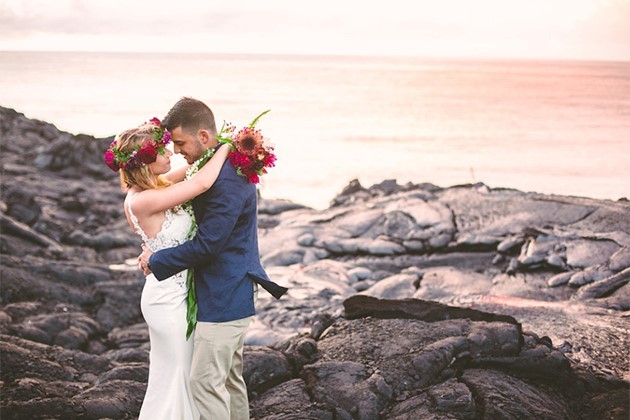 Đôi trẻ liều mạng chụp ảnh cưới bên miệng núi lửa ảnh 3