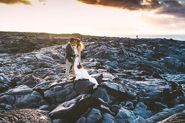 Đôi trẻ liều mạng chụp ảnh cưới bên miệng núi lửa ảnh 7