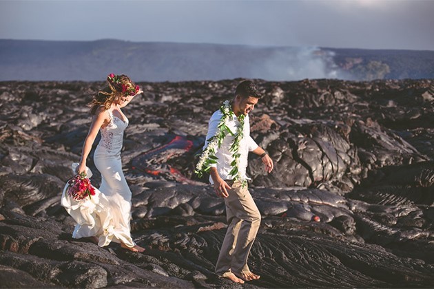 Đôi trẻ liều mạng chụp ảnh cưới bên miệng núi lửa ảnh 4