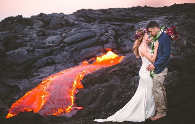 Đôi trẻ liều mạng chụp ảnh cưới bên miệng núi lửa ảnh 2