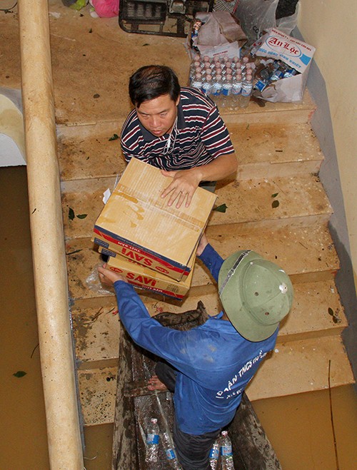 Lũ chưa rút, nhiều người dân Hà Tĩnh cạn kiệt đồ ăn ảnh 2