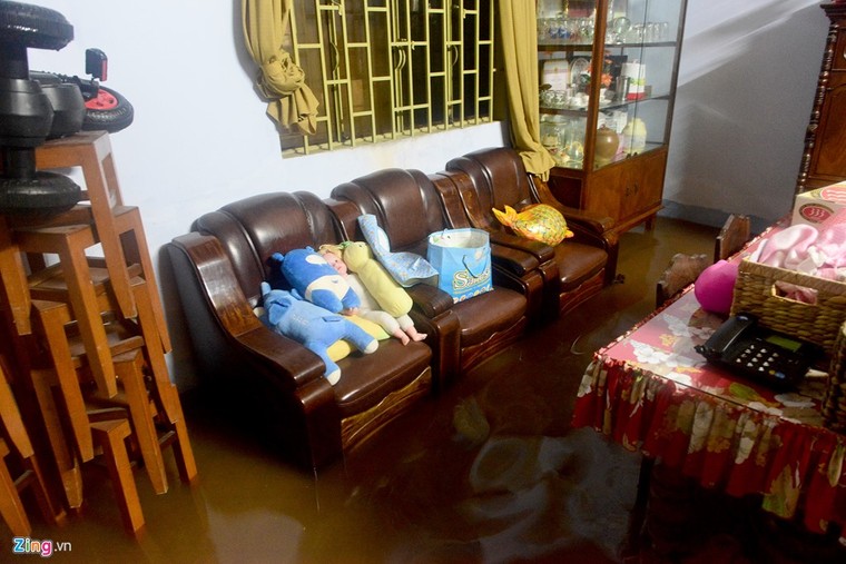 Vỡ bờ bao khi triều lên, khu dân cư ở TP.HCM ngập nặng ảnh 1