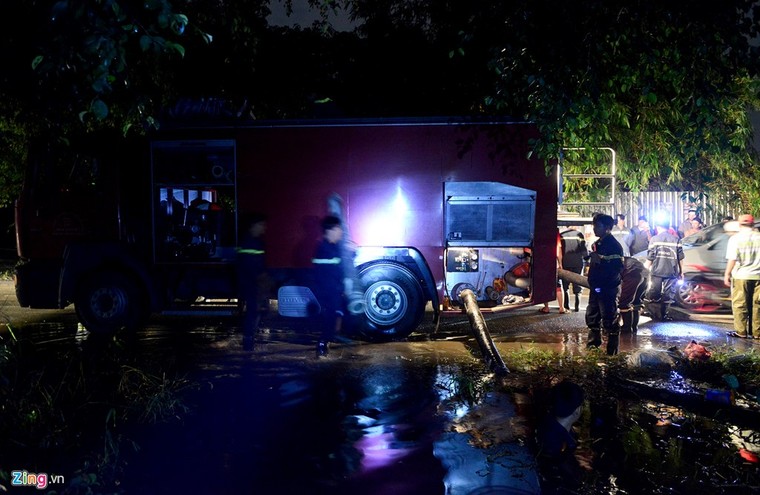 Vỡ bờ bao khi triều lên, khu dân cư ở TP.HCM ngập nặng ảnh 7