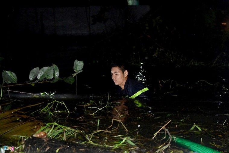 Vỡ bờ bao khi triều lên, khu dân cư ở TP.HCM ngập nặng ảnh 8