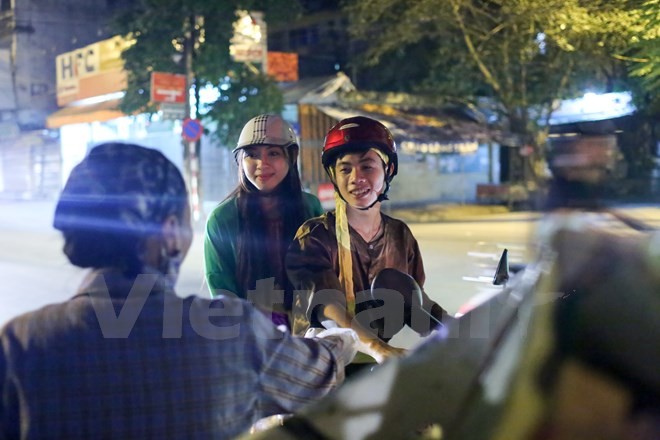 'Chú Cuội, chị Hằng' trắng đêm phát quà Trung Thu cho người vô gia cư ảnh 9