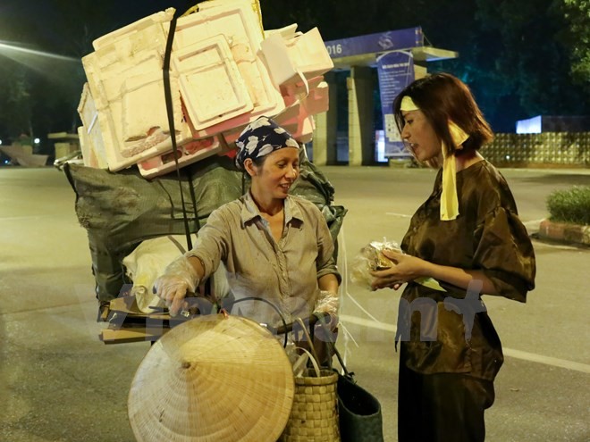 'Chú Cuội, chị Hằng' trắng đêm phát quà Trung Thu cho người vô gia cư ảnh 10