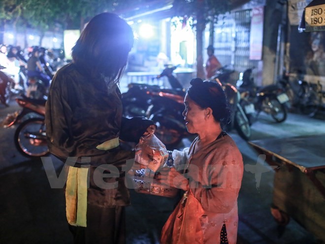 'Chú Cuội, chị Hằng' trắng đêm phát quà Trung Thu cho người vô gia cư ảnh 11