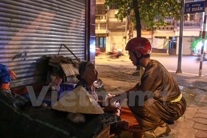 'Chú Cuội, chị Hằng' trắng đêm phát quà Trung Thu cho người vô gia cư ảnh 4