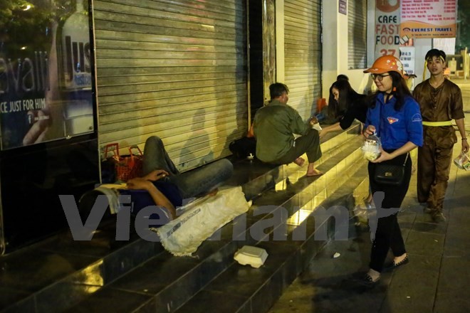 'Chú Cuội, chị Hằng' trắng đêm phát quà Trung Thu cho người vô gia cư ảnh 5