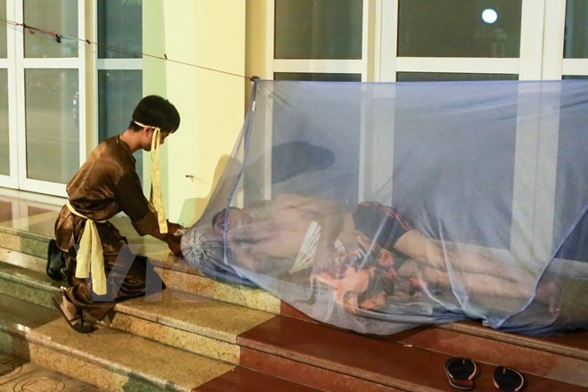 'Chú Cuội, chị Hằng' trắng đêm phát quà Trung Thu cho người vô gia cư ảnh 7