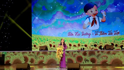 Doanh nhân tặng 25 tỷ đồng mua sữa học đường cho trẻ nghèo là ai? ảnh 2