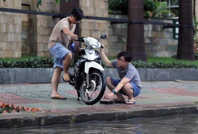 Phố Sài Gòn lại chìm trong nước sau ngày mưa tầm tã ảnh 6