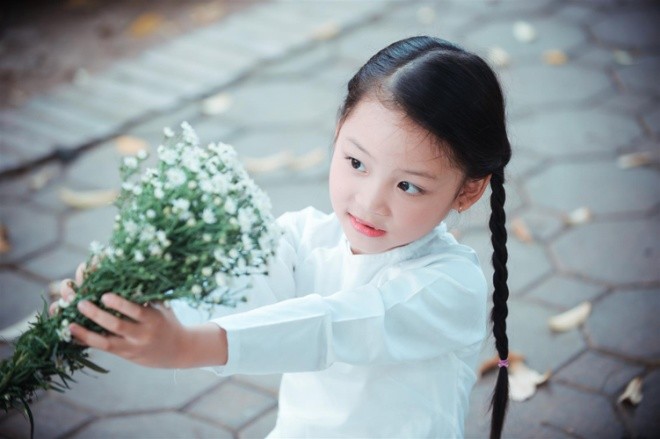 Bé gái mặc áo dài chụp ảnh cùng cúc họa mi ảnh 7