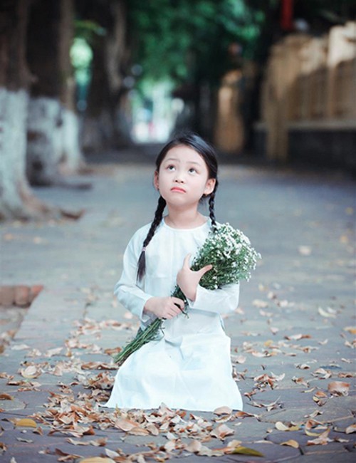Bé gái mặc áo dài chụp ảnh cùng cúc họa mi ảnh 3