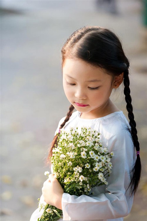 Bé gái mặc áo dài chụp ảnh cùng cúc họa mi ảnh 5