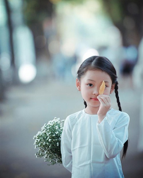 Bé gái mặc áo dài chụp ảnh cùng cúc họa mi ảnh 6