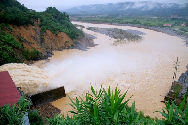 Nghìn người ở Hà Tĩnh chui mái nhà chờ nước rút ảnh 11